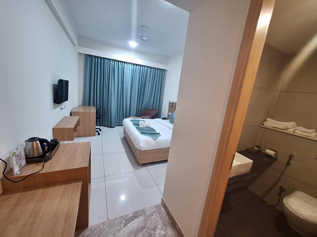 Hotel Rr Galaxy Gurgaon Esterno foto