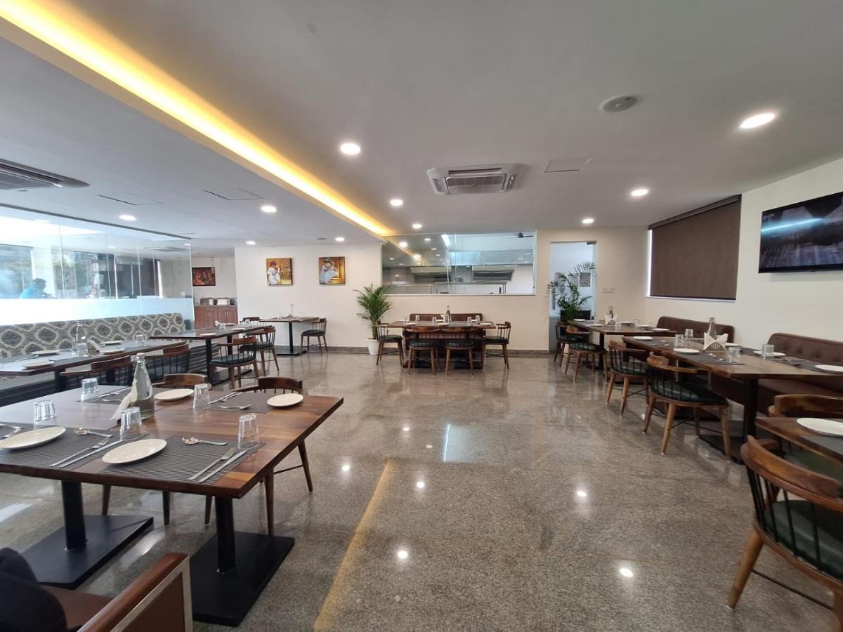 Hotel Rr Galaxy Gurgaon Esterno foto