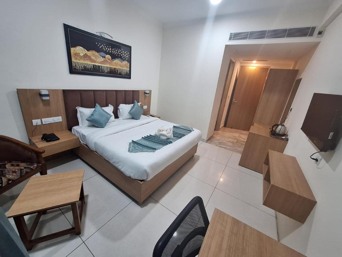 Hotel Rr Galaxy Gurgaon Esterno foto