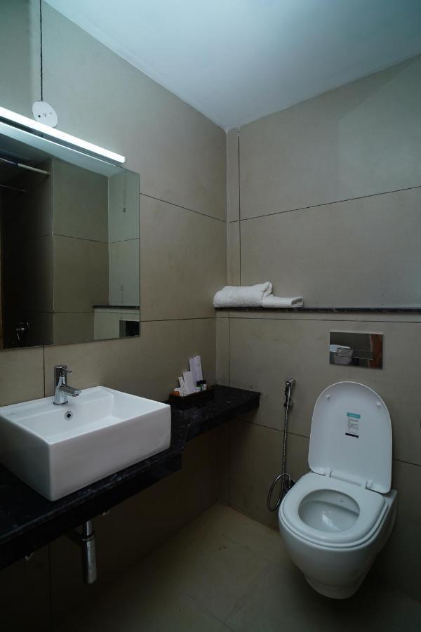 Hotel Rr Galaxy Gurgaon Esterno foto