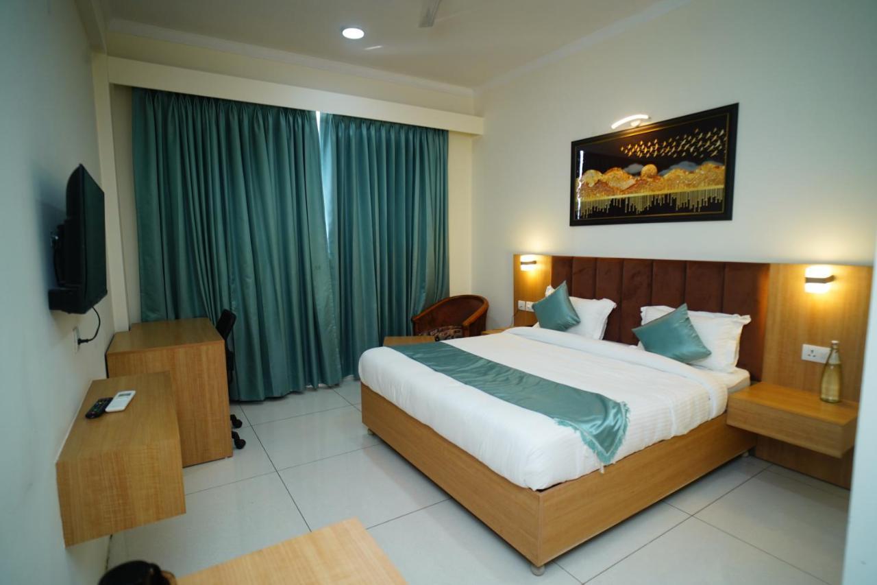 Hotel Rr Galaxy Gurgaon Esterno foto