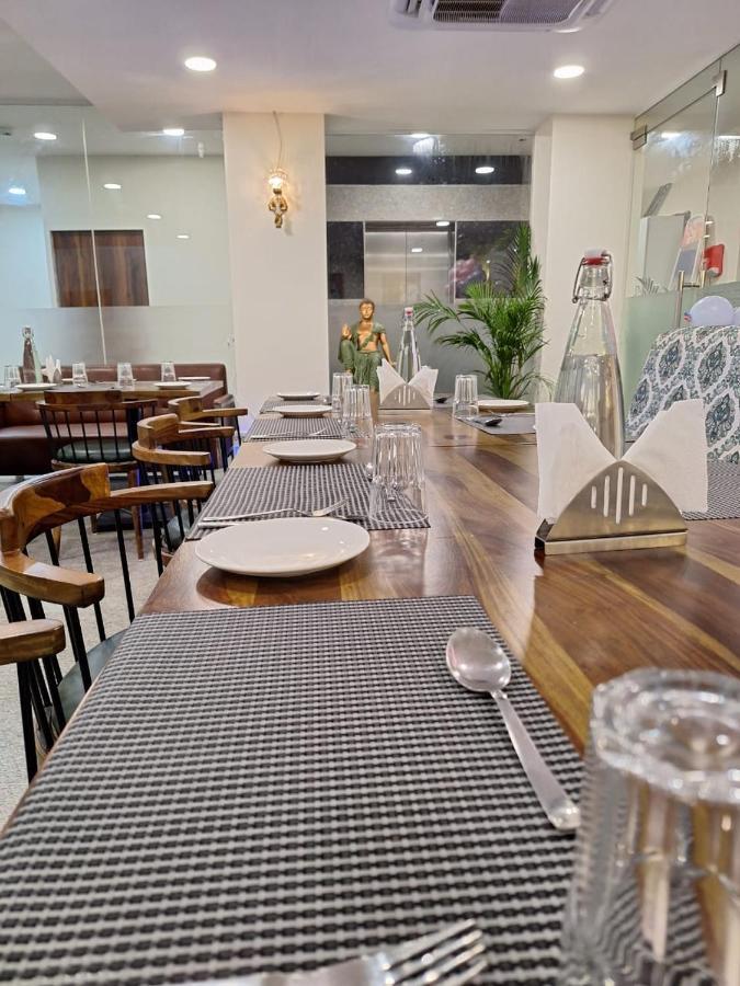 Hotel Rr Galaxy Gurgaon Esterno foto