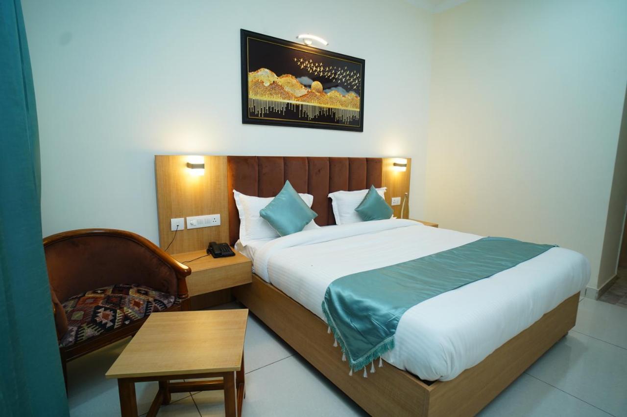 Hotel Rr Galaxy Gurgaon Esterno foto
