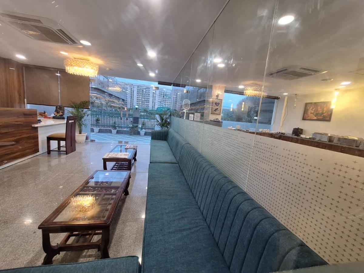 Hotel Rr Galaxy Gurgaon Esterno foto