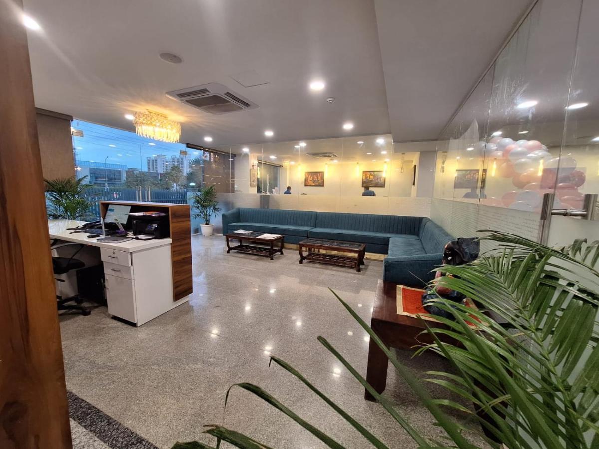 Hotel Rr Galaxy Gurgaon Esterno foto