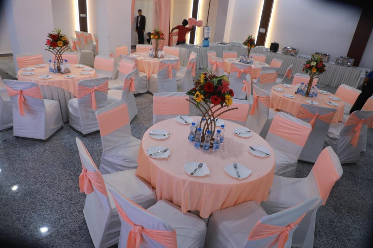 Hotel Rr Galaxy Gurgaon Esterno foto
