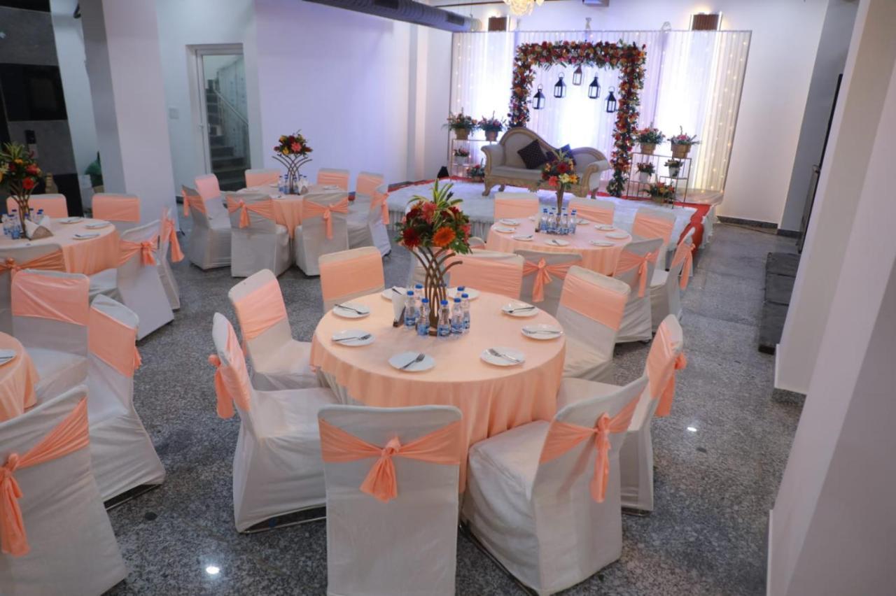 Hotel Rr Galaxy Gurgaon Esterno foto