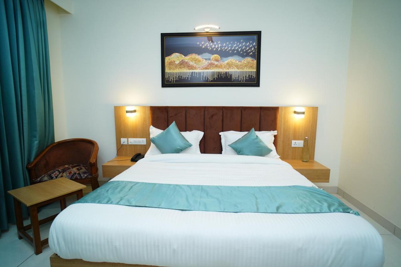 Hotel Rr Galaxy Gurgaon Esterno foto