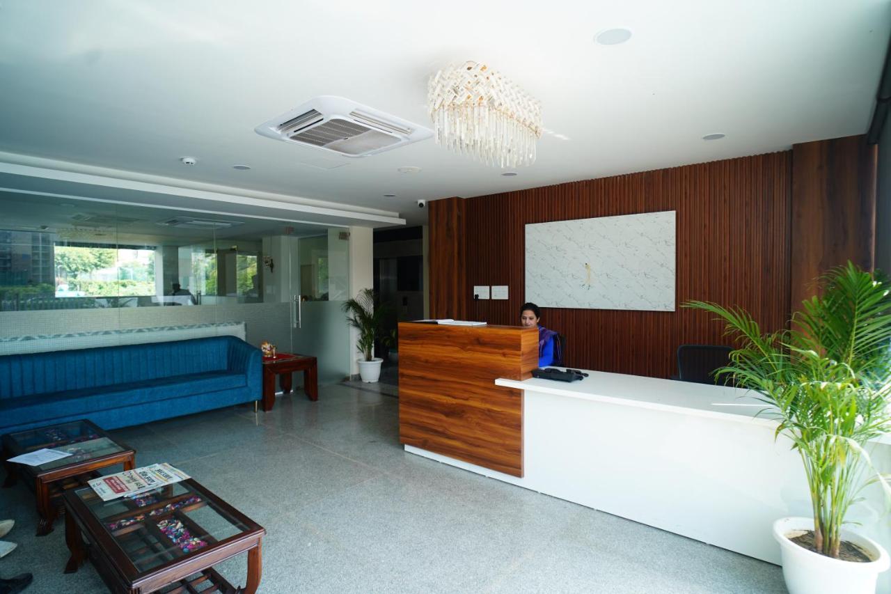 Hotel Rr Galaxy Gurgaon Esterno foto