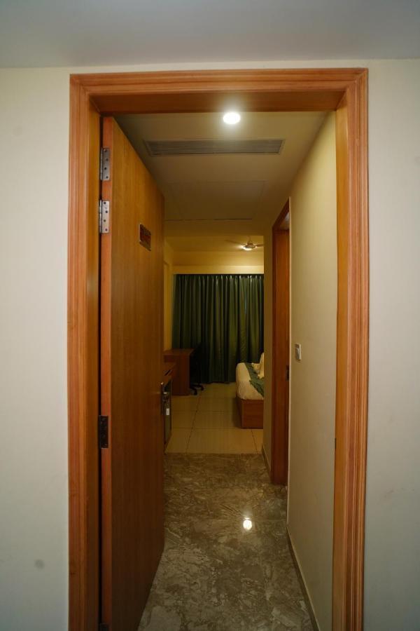 Hotel Rr Galaxy Gurgaon Esterno foto