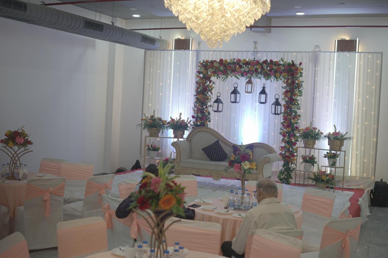 Hotel Rr Galaxy Gurgaon Esterno foto