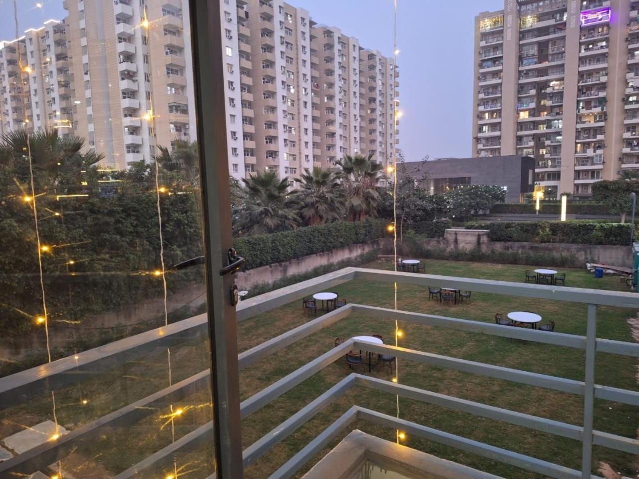 Hotel Rr Galaxy Gurgaon Esterno foto