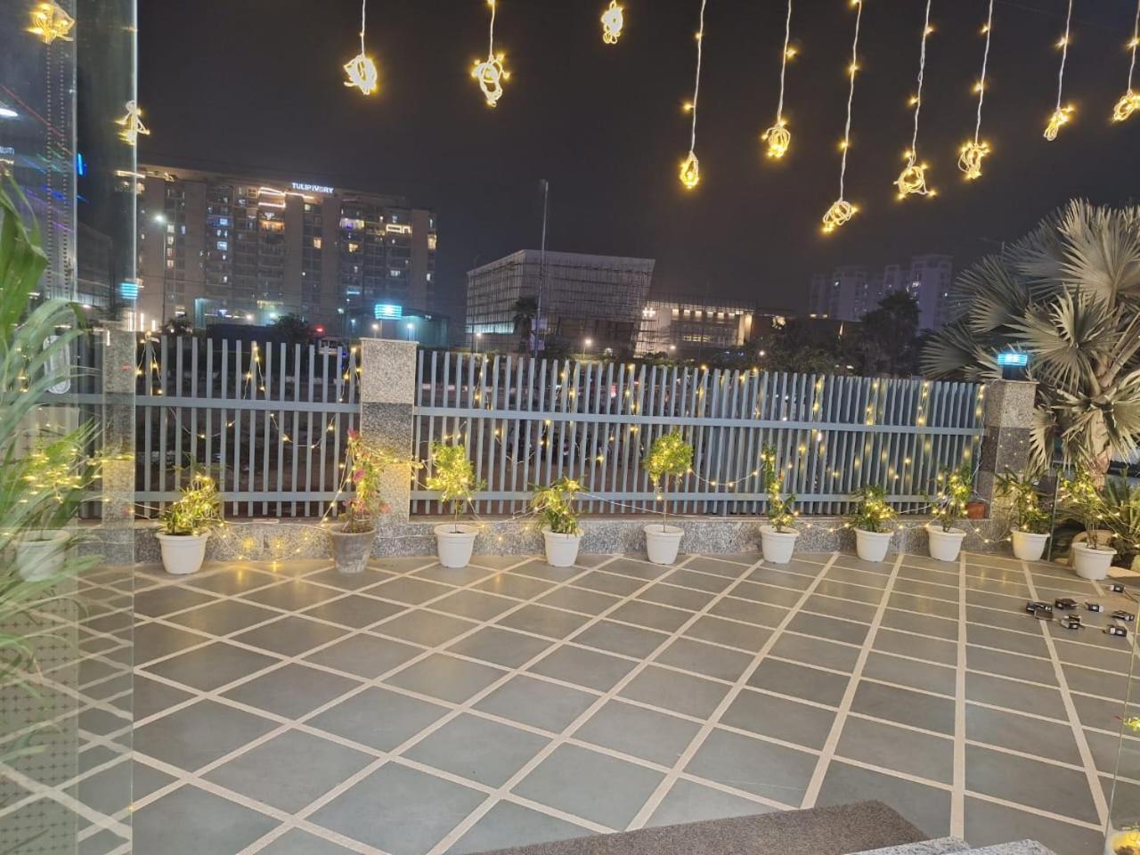 Hotel Rr Galaxy Gurgaon Esterno foto