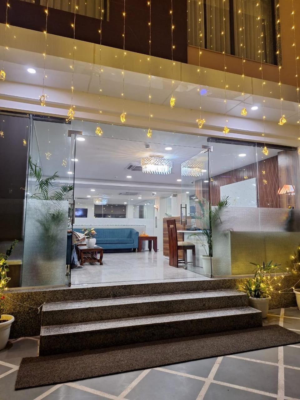 Hotel Rr Galaxy Gurgaon Esterno foto