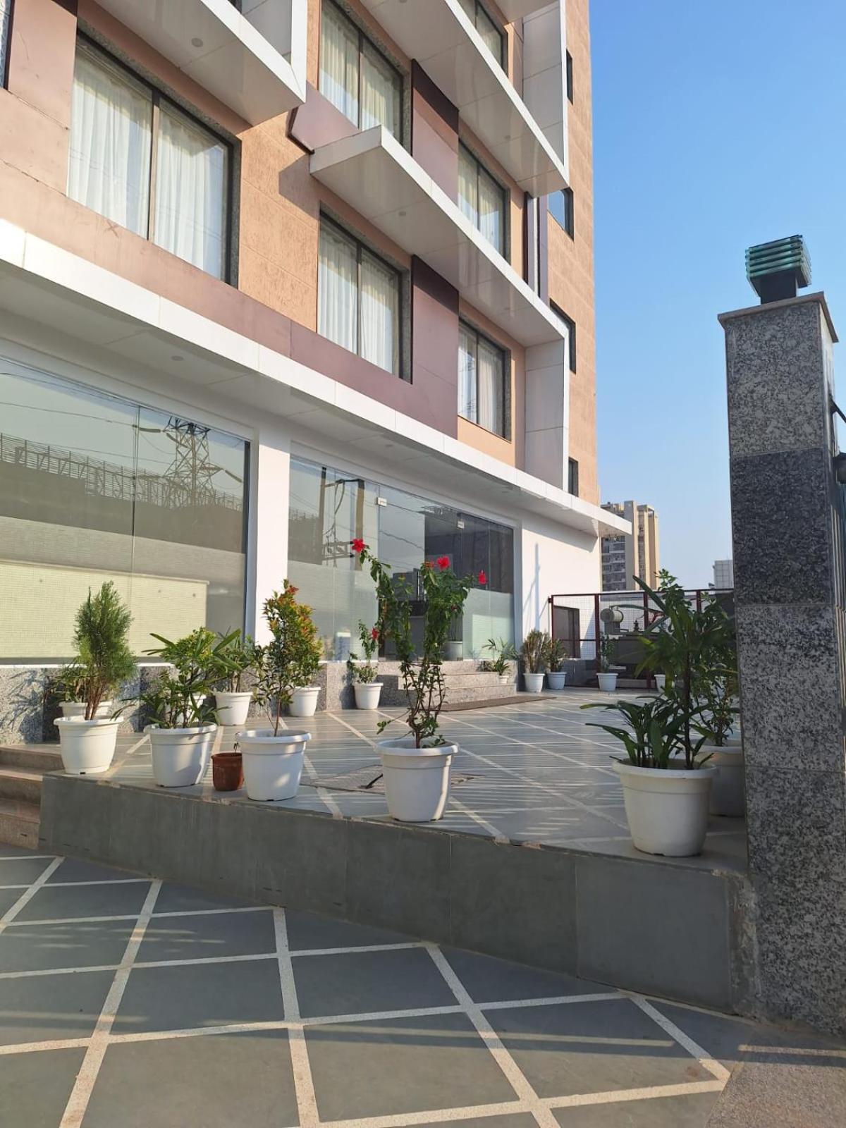 Hotel Rr Galaxy Gurgaon Esterno foto