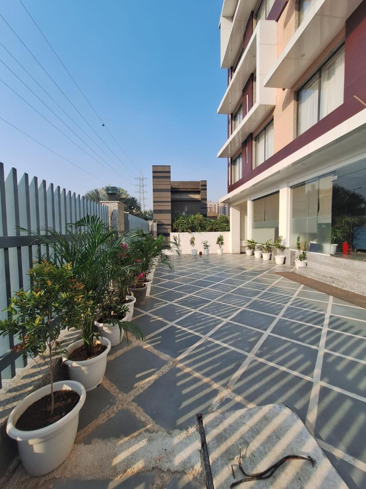 Hotel Rr Galaxy Gurgaon Esterno foto