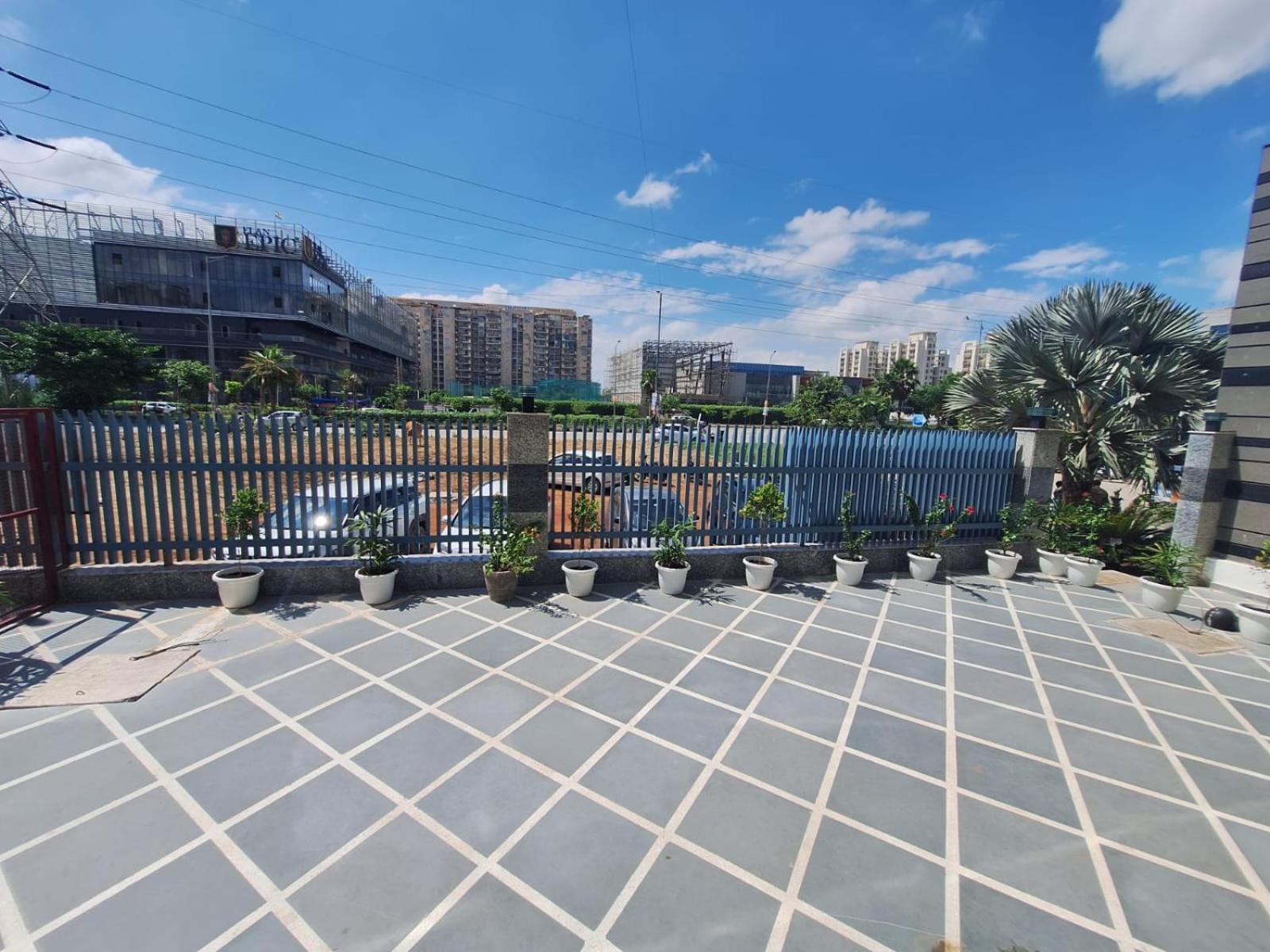 Hotel Rr Galaxy Gurgaon Esterno foto